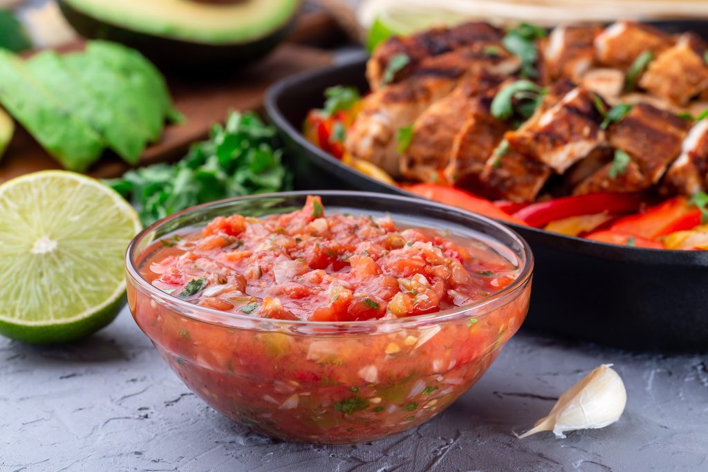 Deze super leuke tomaten salsa is heerlijk en ideaal voor bij de hapjes!