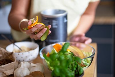 Een kwart van het geproduceerde eten wordt weggegooid. Laten we de vuilnisbak minder voeden met deze tips!